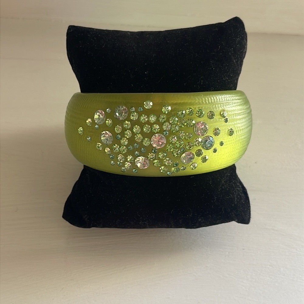 Textured Green Lucite Crystal Embellished Chunky Statement Bangle - Picture 2 of 6